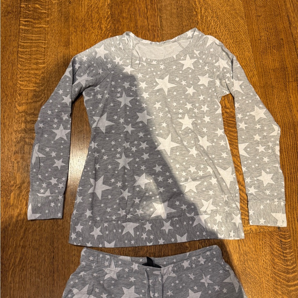 Saks Fifth Avenue Gray Star Lounge Set – Size M - Picture 4 of 8